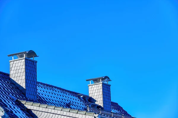 在蓝天下看到有烟囱的屋顶 — 图库照片