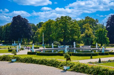 Potsdam, Almanya - 3 Temmuz 2021: 18. yüzyıl Sanssouci Sarayı 'ndan parkın bir kısmına bakın.