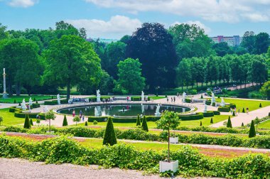 Potsdam, Almanya - 3 Temmuz 2021: 18. yüzyıl Sanssouci Sarayı 'ndan parkın bir kısmına bakın.
