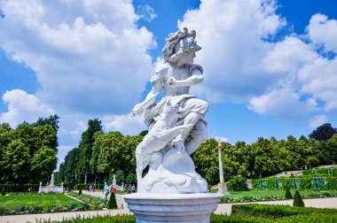 Potsdam, Almanya - 3 Temmuz 2021: 18. yüzyıl Sanssouci Sarayı 'ndan parkın bir kısmına bakın.