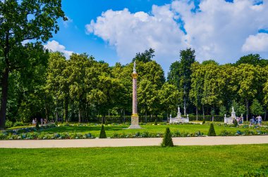 Potsdam, Almanya - 3 Temmuz 2021: 18. yüzyıl Sanssouci Sarayı 'ndan parkın bir kısmına bakın.
