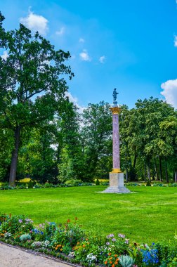 Potsdam, Almanya - 3 Temmuz 2021: 18. yüzyıl Sanssouci Sarayı 'ndan parkın bir kısmına bakın.