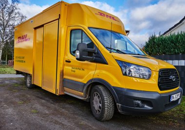 Berlin, Almanya - 28 Ocak 2022: DHL şirketinden elektrik yüklü karavan.