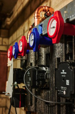 Berlin, Almanya - 31 Ocak 2022: Isıtma devrelerinin termometrelerini gören ısıtma sistemi yapım aşamasında.