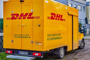 Berlin, Almanya - 28 Ocak 2022: DHL şirketinden elektrik yüklü karavan.