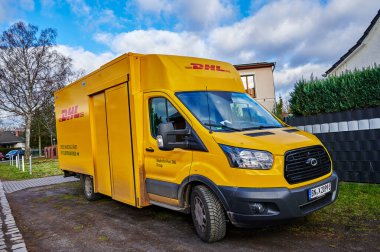 Berlin, Almanya - 28 Ocak 2022: DHL şirketinden elektrik yüklü karavan.
