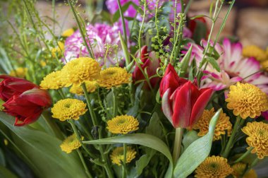 Renkli buket, mevsimlik bahçe çiçeklerinden yapılmıştır..