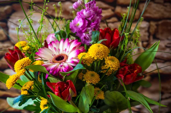 Barevná Kytice Která Byla Sestavena Sezónních Zahradních Květin — Stock fotografie