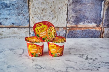 Berlin, Almanya - 16 Şubat 2022: Hızlı bir yemek için sıcak suyla hazırlanabilen kurutulmuş gıda malzemeleri paketleri.