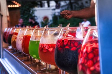 Rengarenk meyve kokteyli ve buz gibi meyveli kadehler..