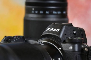 Berlin, Almanya - 21 Şubat 2022: Arka planda odaklanmamış bir lensle bir kameranın önüne bakın.