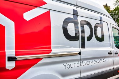 Berlin, Almanya - 7 Mart 2022: Berlin, Almanya 'da paketler için DPD dağıtım aracı.
