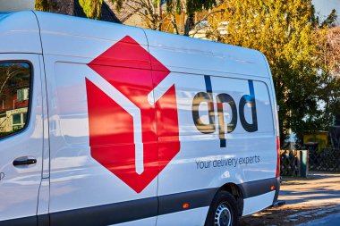 Berlin, Almanya - 7 Mart 2022: Berlin, Almanya 'da paketler için DPD dağıtım aracı.