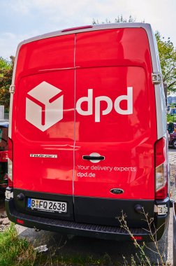 Berlin, Almanya - 7 Mart 2022: Berlin, Almanya 'da paketler için DPD dağıtım aracı.