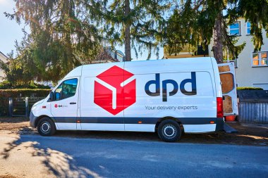 Berlin, Almanya - 7 Mart 2022: Berlin, Almanya 'da paketler için DPD dağıtım aracı.