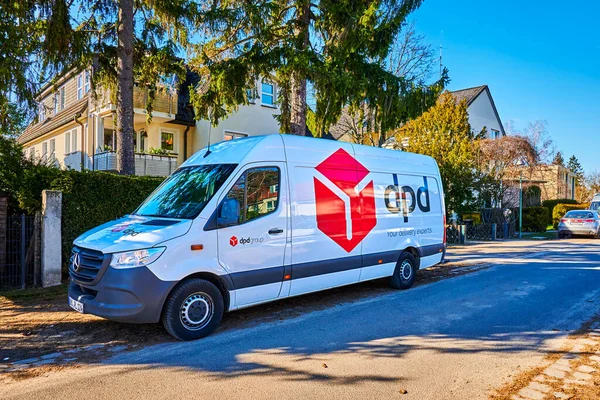 Berlin, Almanya - 7 Mart 2022: Berlin, Almanya 'da paketler için DPD dağıtım aracı.