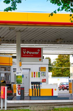 Berlin, Almanya - 13 Ekim 2020: Shell Group petrol istasyonuna bakın.