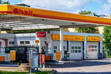 Berlin, Almanya - 11 Ağustos 2021: Shell Group petrol istasyonuna bakın.