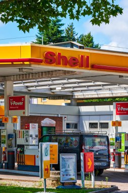 Berlin, Almanya - 11 Ağustos 2021: Shell Group petrol istasyonuna bakın.