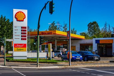 Berlin, Almanya - 17 Eylül 2020: Shell Group petrol istasyonuna bakın.