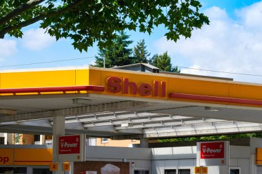 Berlin, Almanya - 11 Ağustos 2021: Shell Group petrol istasyonuna bakın.