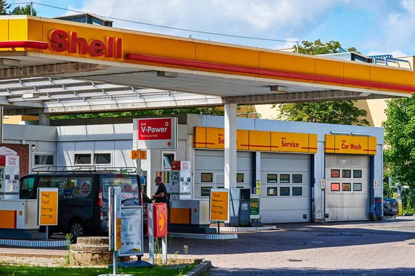 Berlin, Almanya - 11 Ağustos 2021: Shell Group petrol istasyonuna bakın.