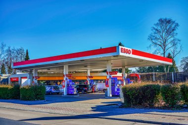 Berlin, Almanya - 11 Mart 2022: Bir Esso Grup benzin istasyonuna bakın.