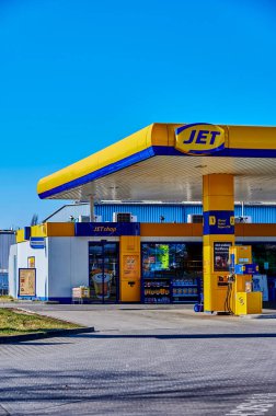 Berlin, Almanya - 11 Mart 2022: Bir Jet Group benzin istasyonuna bakın.