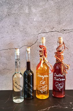 Berlin, Almanya - 5 Mart 2021: Balzamik ve portakal yağı gibi çeşitli yağlar.