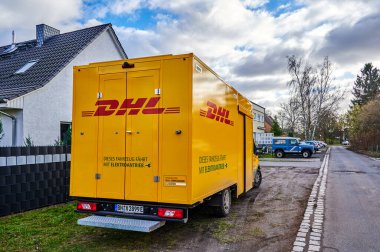 Berlin, Almanya - 28 Ocak 2022: DHL şirketinden elektrik yüklü karavan.