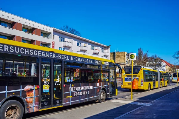 Berlín Alemania Marzo 2022 Escena Callejera Una Parada Autobús Una — Foto de Stock