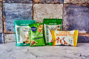 Berlin, Almanya - 16 Şubat 2022: Farklı şirketlerden çeşitli atıştırmalıklar.