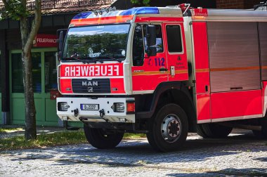 Berlin; Almanya - 26 Haziran 2021: Berlin gönüllü itfaiye birliğinin önündeki itfaiye istasyonuna bakın.