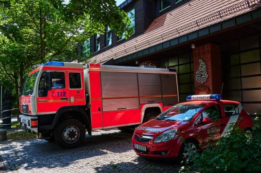 Berlin; Almanya - 26 Haziran 2021: Berlin gönüllü itfaiyesinin itfaiye istasyonunun önündeki itfaiye araçlarına bakın.