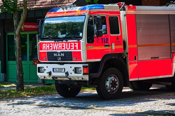 ベルリン ドイツ 2021年6月26日 ベルリンボランティア消防隊の消防署の前で消防車を見る — ストック写真