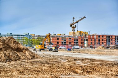 Berlin, Almanya - 13 Nisan 2022: Yeni konut binalarının inşa edildiği bir inşaat alanına bakın.