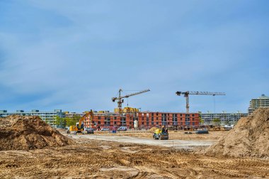 Berlin, Almanya - 13 Nisan 2022: Yeni konut binalarının inşa edildiği bir inşaat alanına bakın.