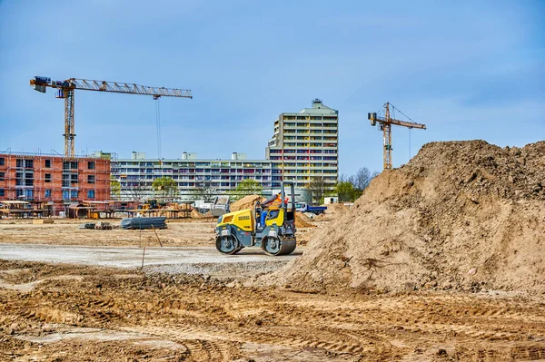 Berlin, Almanya - 13 Nisan 2022: Yeni konut binalarının inşa edildiği bir inşaat alanına bakın.