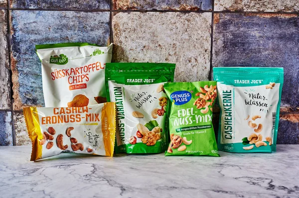 Berlin, Almanya - 16 Şubat 2022: Farklı şirketlerden çeşitli atıştırmalıklar.