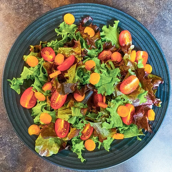 Plate Fresh Salad Made Lettuce Tomatoes Carrots —  Fotos de Stock