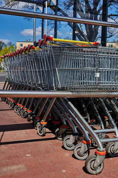 Berlino Germania Aprile 2022 Veduta Una Fila Carrelli Vicino Supermercato — Foto Stock