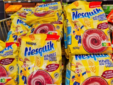 Berlin, Almanya - 16 Temmuz 2021: Süpermarkette kakao tozu dolu bir rafa bakın.