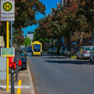 Berlin, Almanya - 31 Mayıs 2021: Berlin 'deki yerel toplu taşıma aracının deneysel kendi kendine sürüş minibüsü (BVG).
