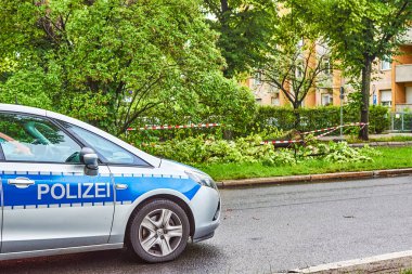 Berlin, Almanya - 12 Haziran 2019: Berlin, Almanya 'da şiddetli bir fırtınadan sonra hasar. Yolun bazı kısımları tıkalı çünkü dallar yolu tıkıyor..
