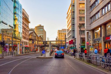 Berlin, Almanya - 30 Haziran 2018: Friedrichstrasse boyunca Berlin şehir merkezindeki aynı isimli tren istasyonuna akşam karanlığında bakın.