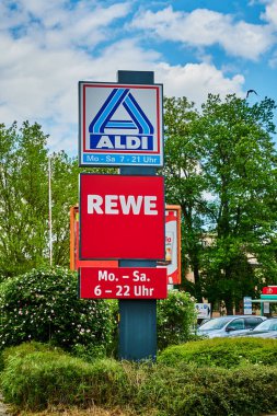 Berlin, Almanya - 25 Mayıs 2022: Almanya 'da bir süpermarketin iş tabelasının fotoğrafı.