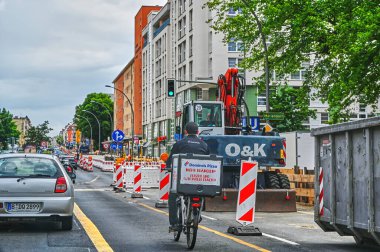 Berlin, Almanya - 29 Mayıs 2022: Yol güvenliğini artırmak için ana yolda özel bir bisiklet şeridinde bisikletçi.