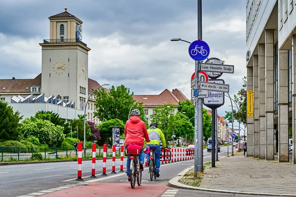 Berlin, Almanya - 29 Mayıs 2022: Yol güvenliğini artırmak için ana yolda özel bir bisiklet şeridinde bisikletçiler.