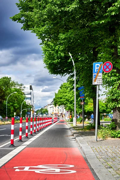 Oddzielny Pas Rowerowy Głównej Ulicy Berlinie Celu Poprawy Bezpieczeństwa Drogowego — Zdjęcie stockowe