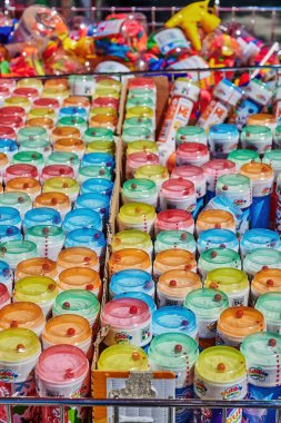 Berlin, Almanya - 22 Haziran 2022: Sabun köpükleri için çeşitli renkli kaplar satan satışlar.